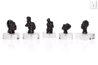Ensemble de cinq figurines en bronze