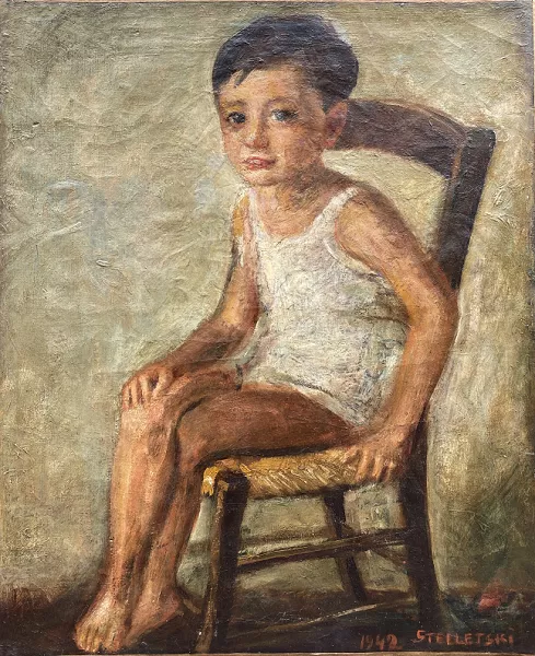 Portrait d'un jeune garçon assis sur une chaise 